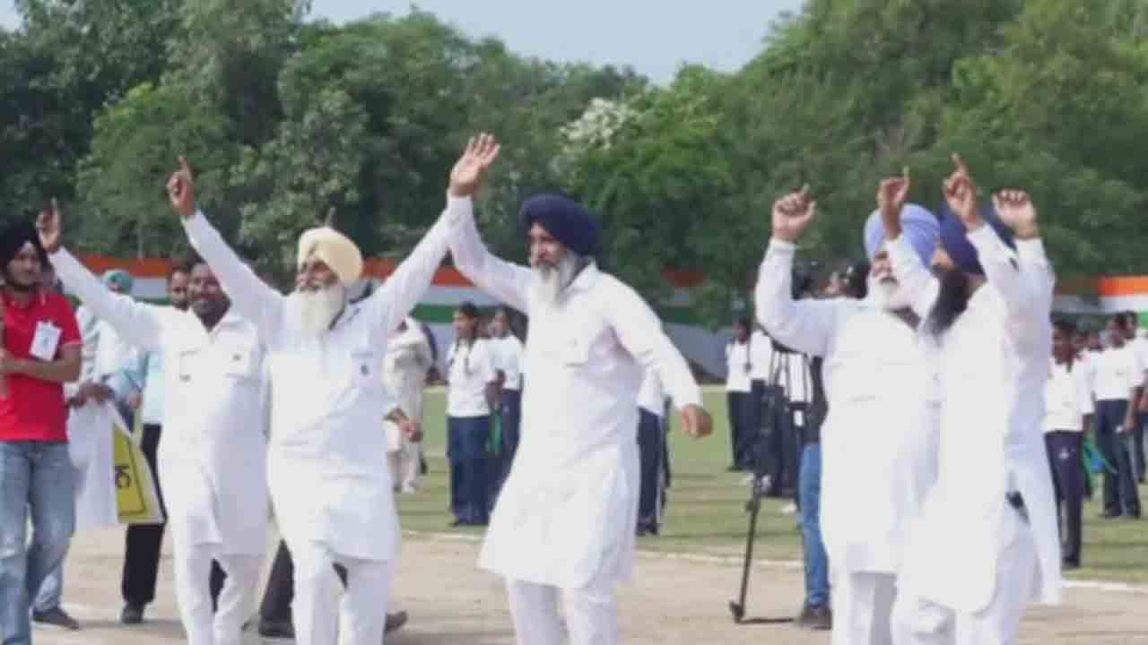 Bhangra | మోకాలి మార్పిడి సర్జరీ తర్వాత వృద్ధుల భాంగ్రా డ్యాన్స్‌.. ఆప్‌ ప్రభుత్వంపై విమర్శలు
