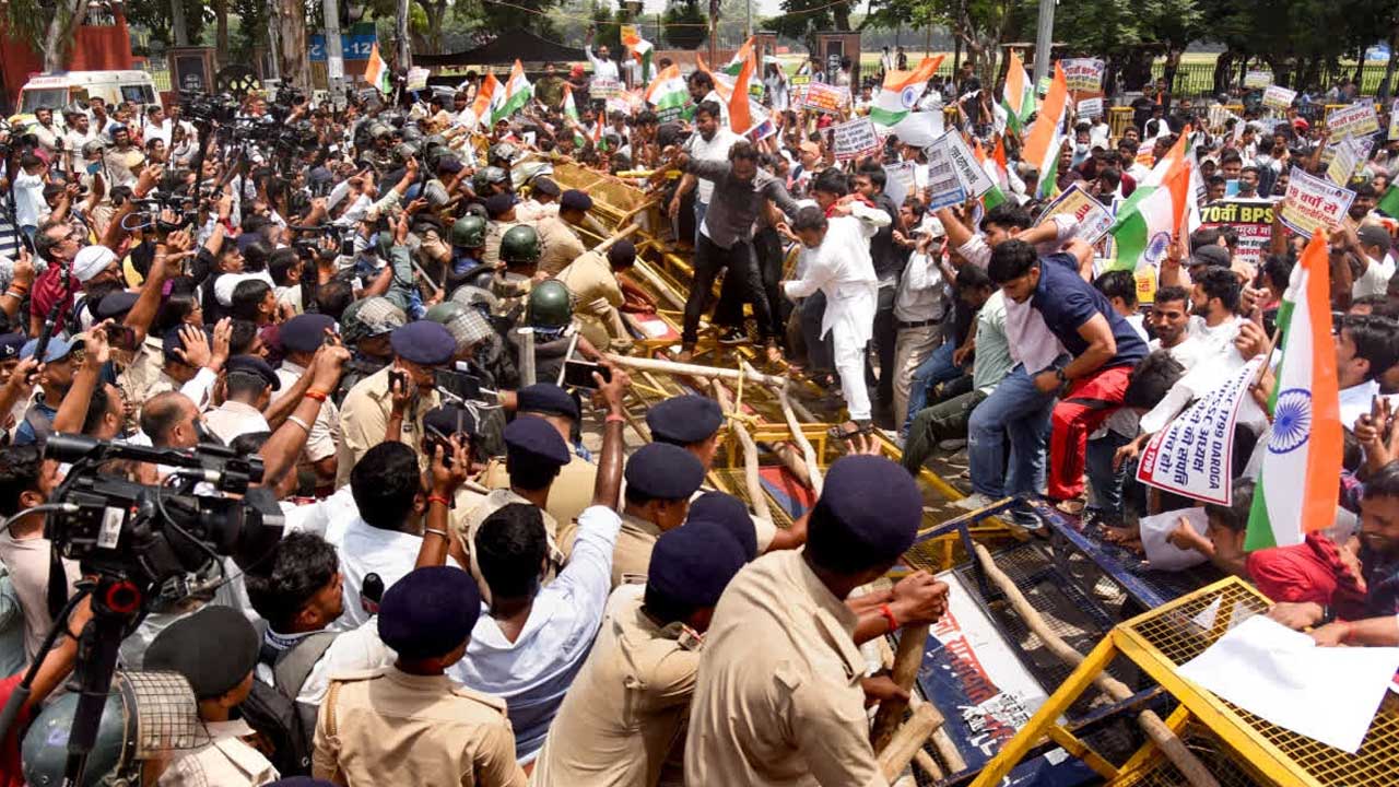 Bihar | విద్యార్థులు, పోలీసుల మధ్య ఘర్షణ.. బిహార్‌లో ఉద్రిక్తం