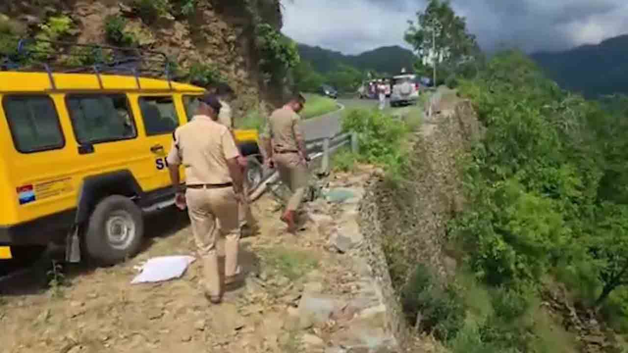 Bolero plunges into gorge | లోయలో పడిన బొలెరో వాహనం.. చిన్నారితో సహా ఐదుగురు మృతి