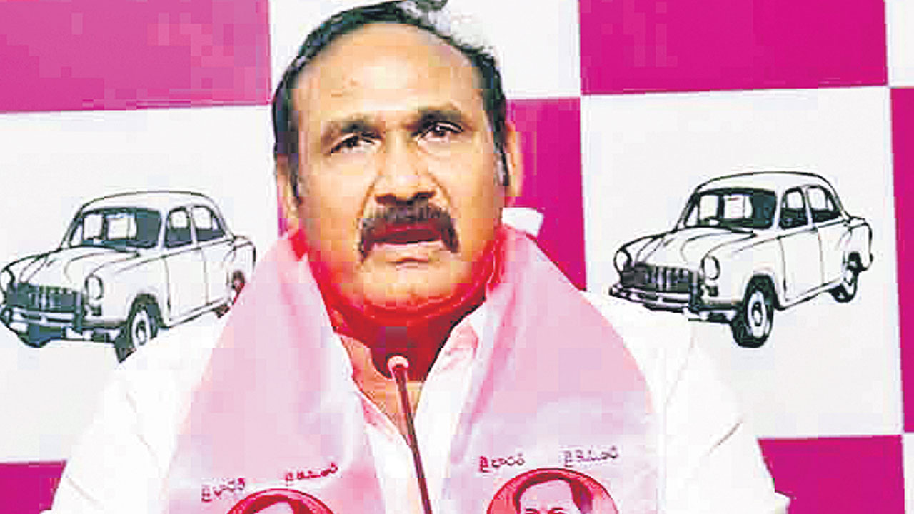 ఉత్తమ్‌ రాజీనామా చేయాలి