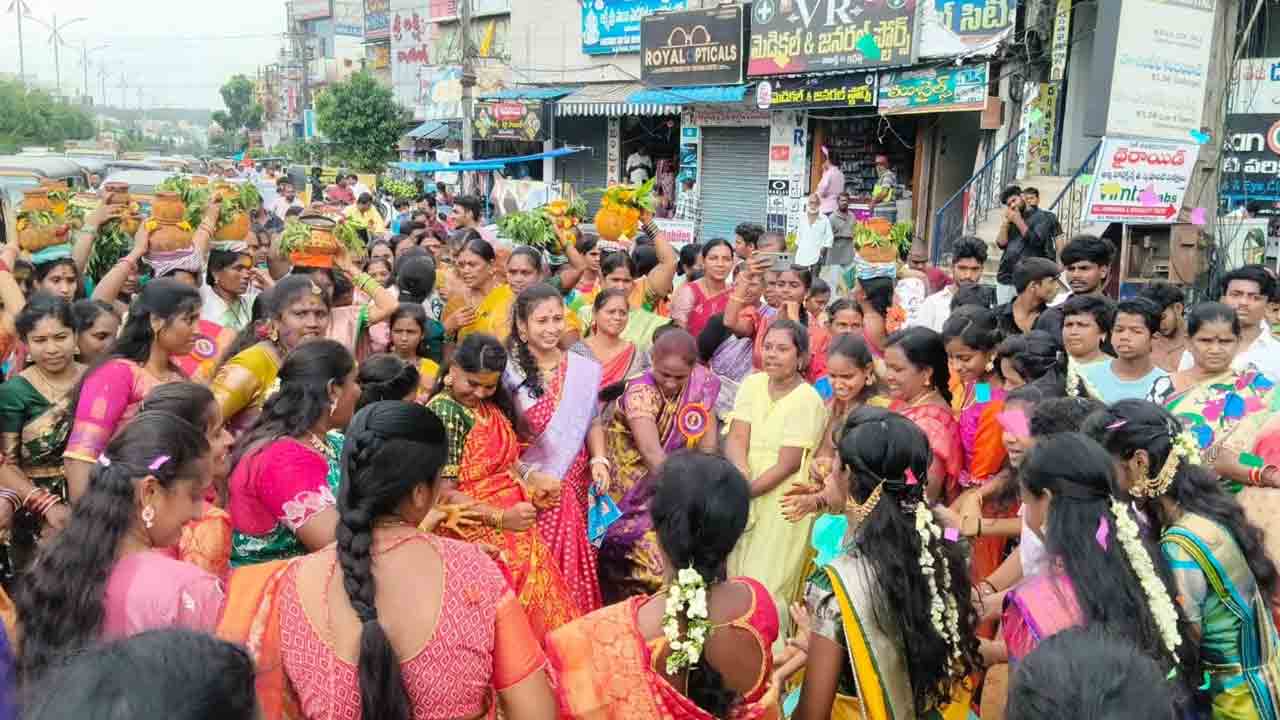 వర్షాలు కురిపించి.. వ్యాధులను పారదోలు తల్లీ..