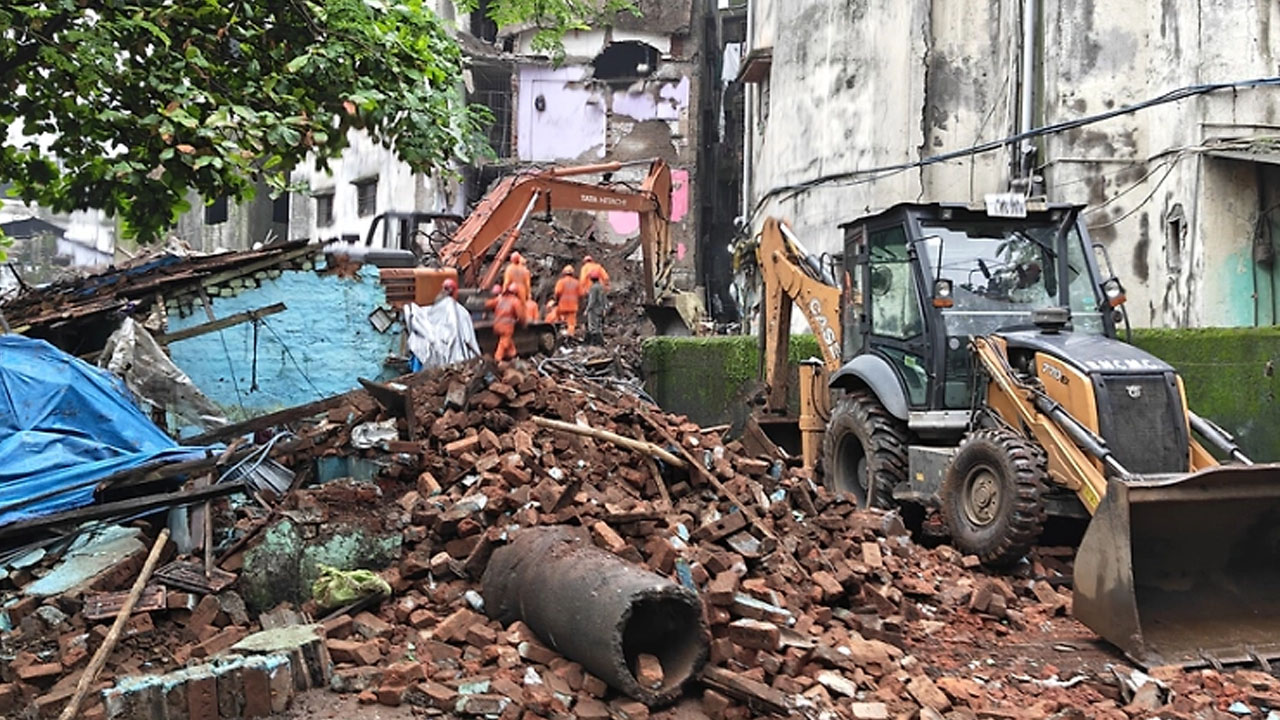 Building collapses | తిరుపతిలో కూలిన నాలుగు అంతస్తుల భవనం.. ముగ్గురికి తీవ్ర గాయాలు