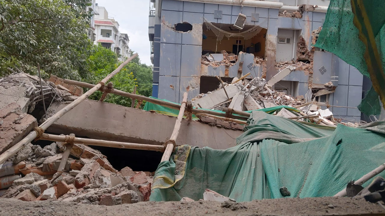 Building collapses | కొండాపూర్‌లో కూలిన ఏడంతస్తుల భవనం..శిథిలాల కింద కూలీలు ?