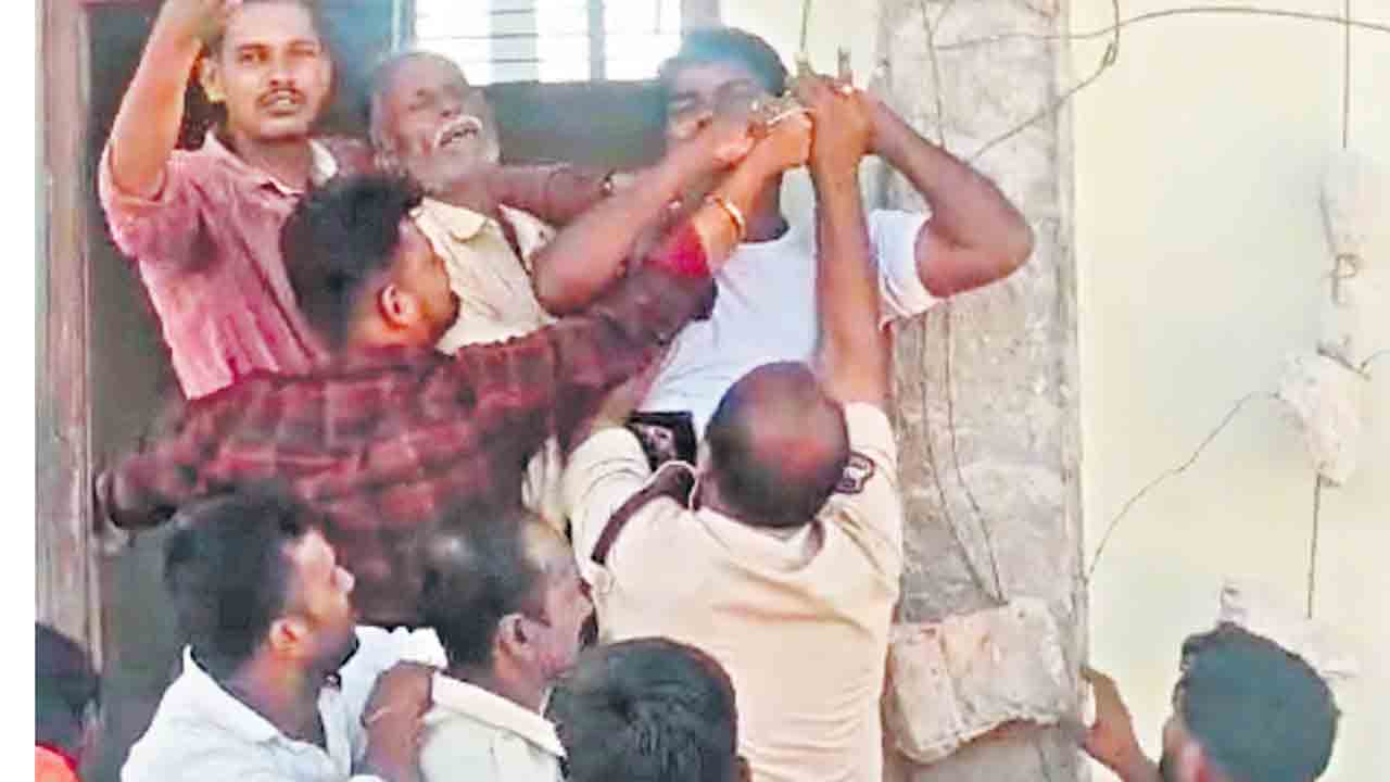 ఈ రాజ్యమేలెటోడు కూలిపోను!.. సర్కార్‌పై కూల్చివేతల బాధితుడి శాపనార్థాలు