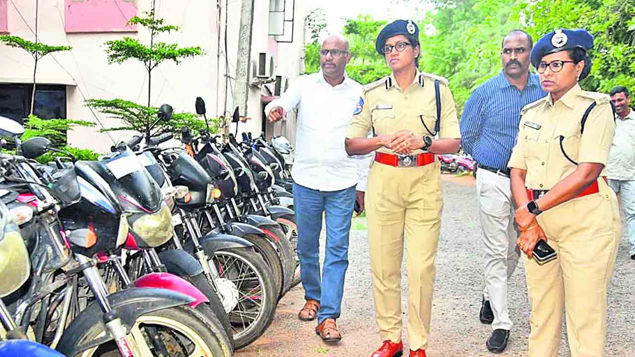 బైక్‌ దొంగల అరెస్ట్‌