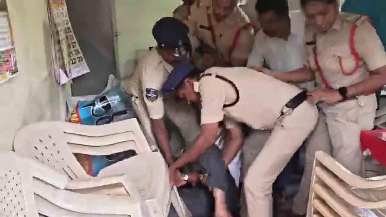 CPM Leaders | పోలీసులు సీపీఎం నాయకులను ఎలా లాక్కెళ్లారో చూడండి.. వీడియో