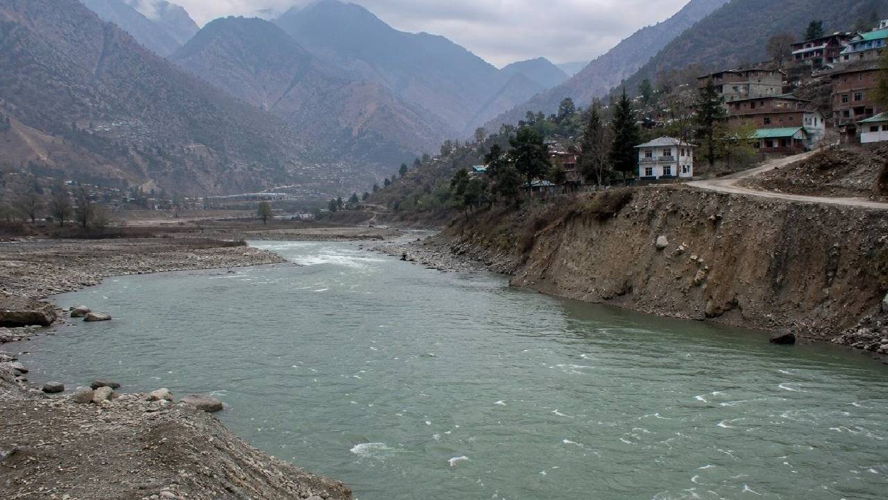 Jammu and Kashmir | అతివేగంతో అదుపుతప్పిన స్కార్పియో.. రోడ్డు మీద నుంచి నదిలోకి దూసుకెళ్లి ఐదుగురు మృతి