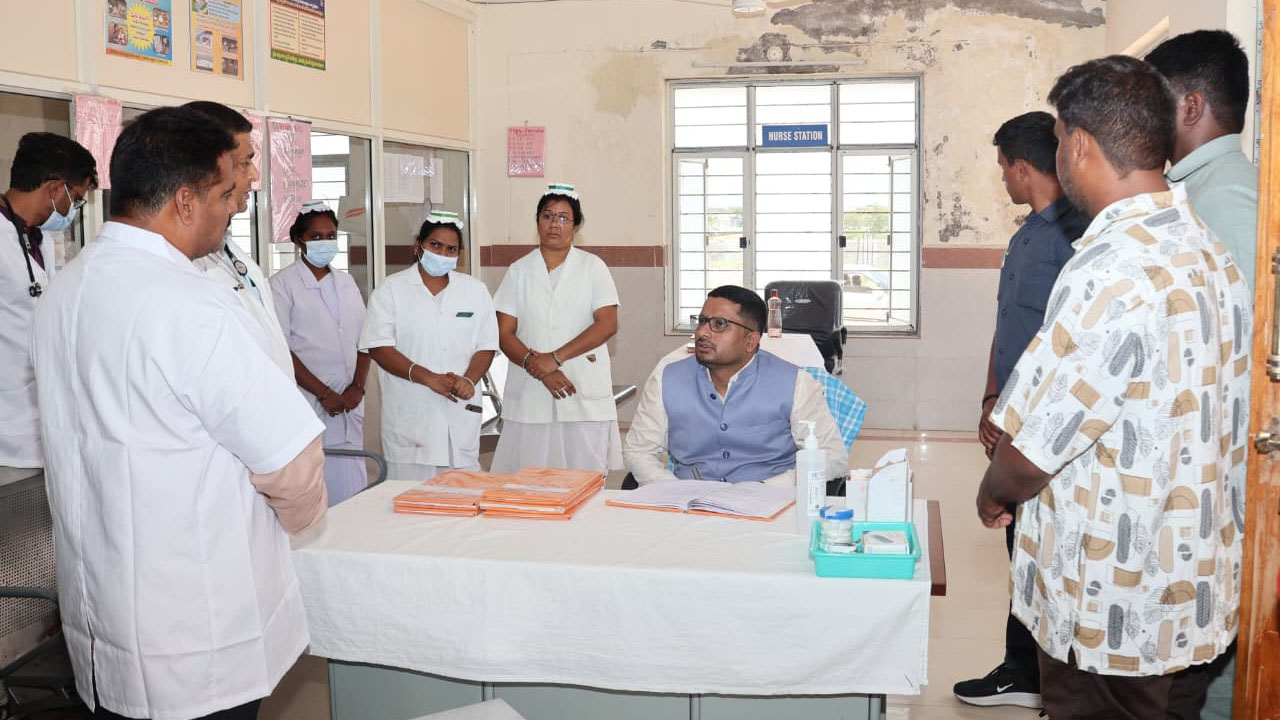 Collector Fire | ఆకస్మికంగా ఆసుపత్రి తనిఖీ..సెలవుపై వెళ్లిన వైద్య సిబ్బందిపై కలెక్టర్ ఆగ్రహం