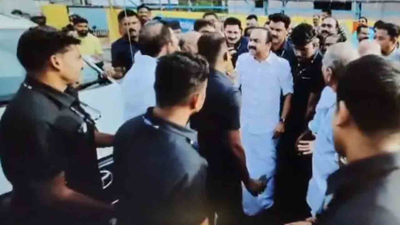 Congress Leader Blocks CM’s Convoy | సీఎం కాన్వాయ్‌ను అడ్డుకుని.. వాదనకు దిగిన కాంగ్రెస్‌   నేత