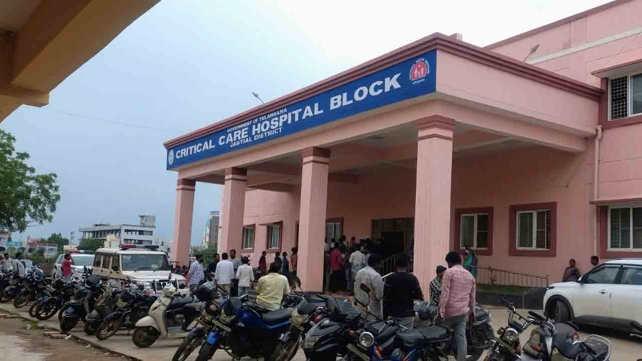 Jagtial | వైద్యం కోసం ఆస్పత్రికి వచ్చిన వ్యక్తి.. టిఫిన్ చేస్తూ గుండెపోటుతో మృతి..!