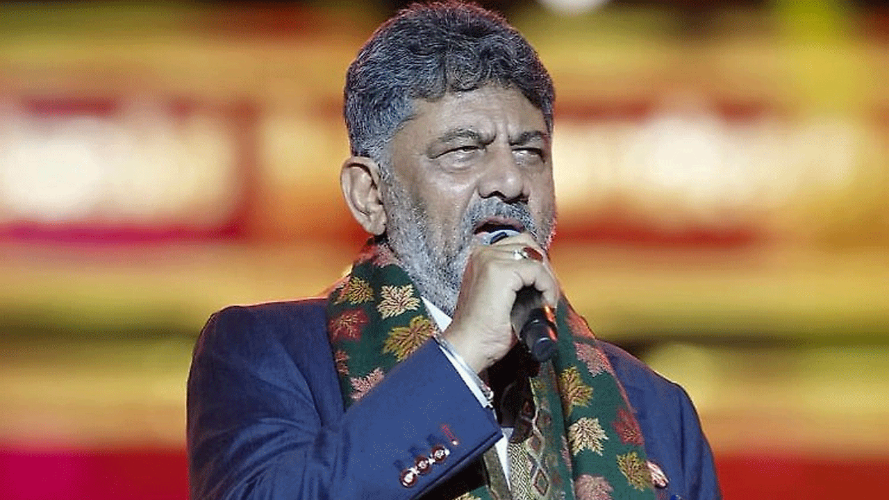 DK ShivaKumar | న‌టుడు ద‌ర్శ‌న్‌ ఫ్యాన్స్‌పైకి మైక్ విసిరిన డీకే శివ‌కుమార్‌.. ఎందుకంటే..!