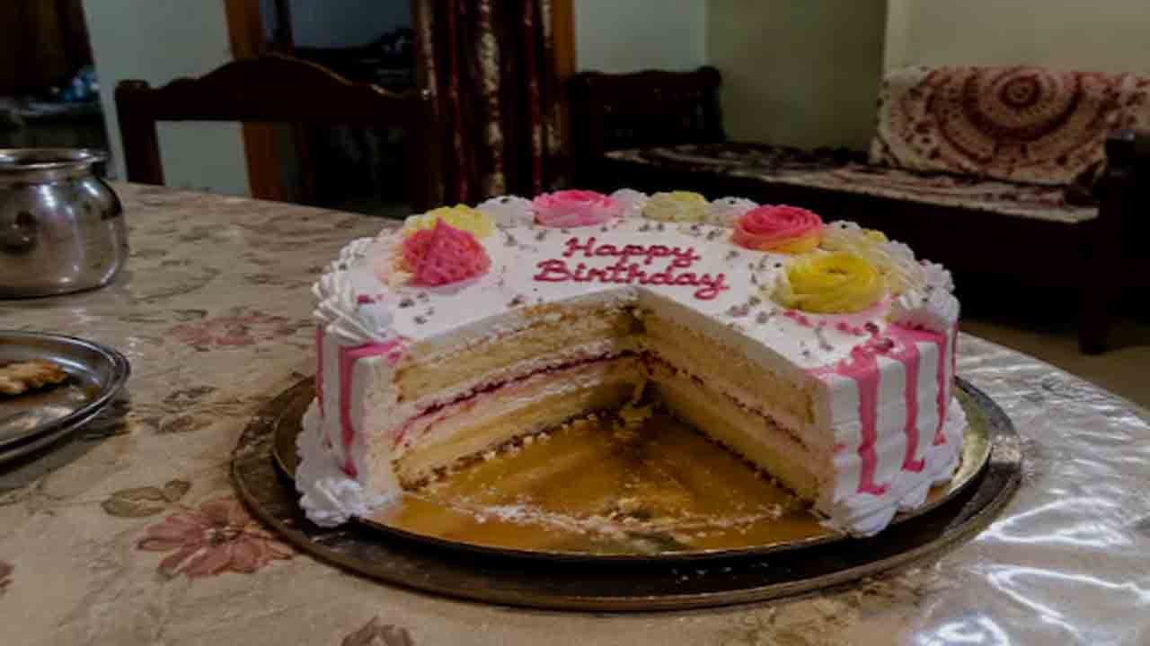 Dead Lizard In Birthday Cake | బర్త్‌డే కేక్‌లో చచ్చిన బల్లి.. 11 మంది ఆసుపత్రిపాలు