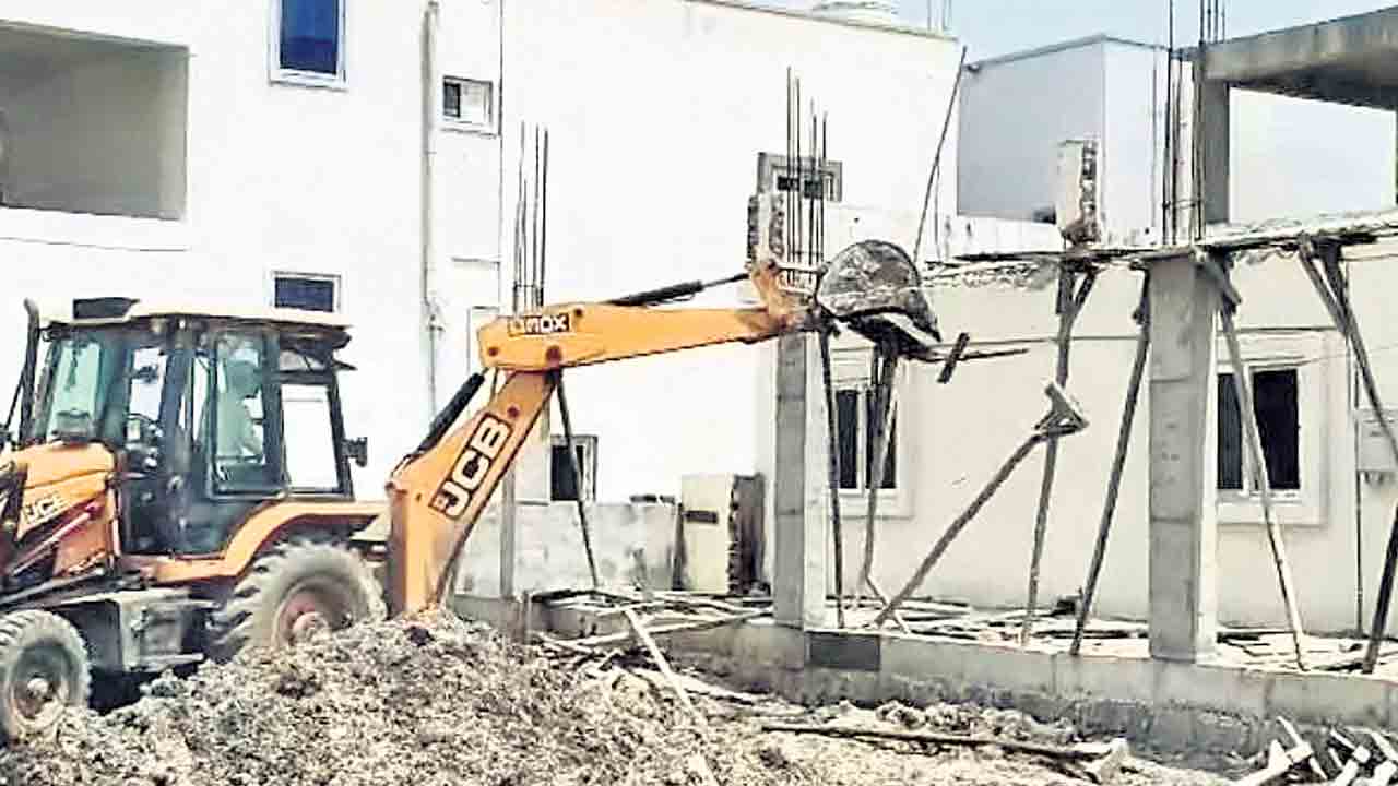 అక్రమ నిర్మాణాలు కూల్చివేత