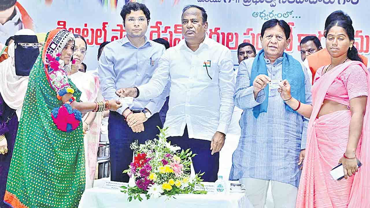 ‘స్మార్టేషన్ కార్డుల పంపిణీ షురూ..