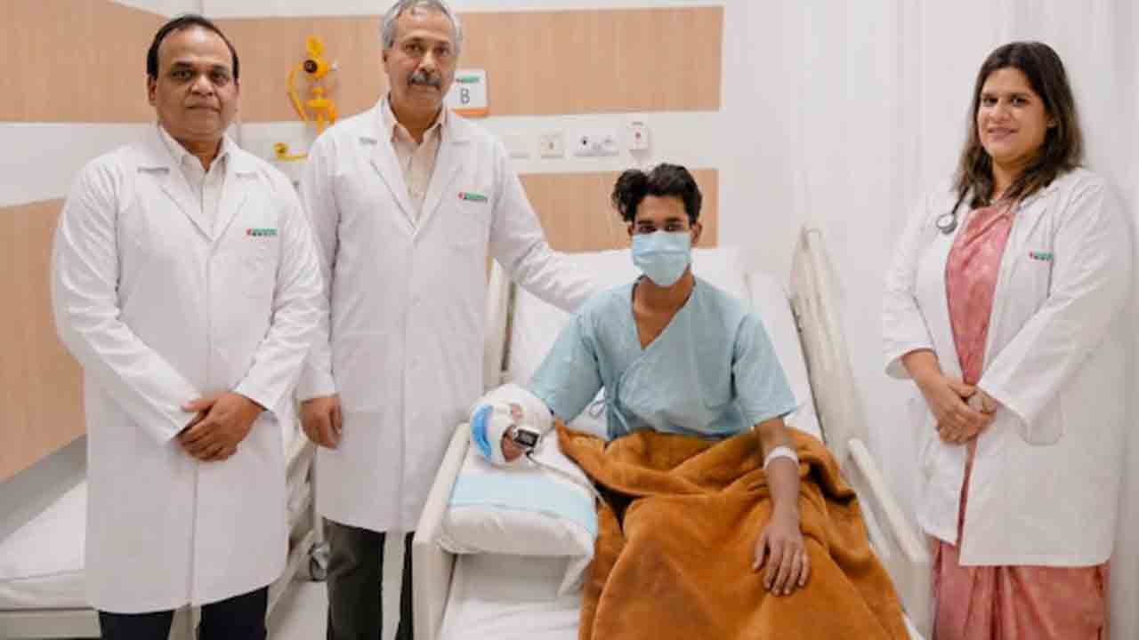 Doctors Reattach Amputated Hand | తెగిన యువకుడి కుడి చేయి.. సర్జరీ ద్వారా తిరిగి   అతికించిన డాక్టర్లు