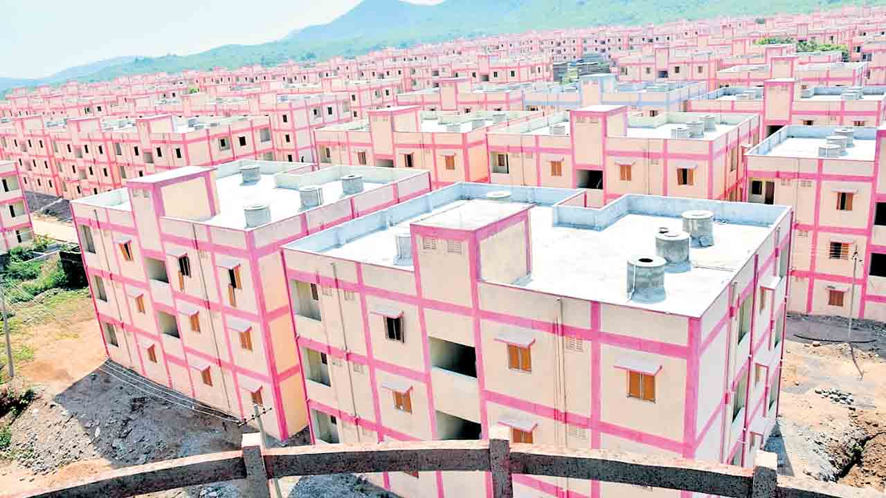 నూకపెల్లి డబుల్‌ బెడ్రూం ఇండ్ల ఒడవని కథ!