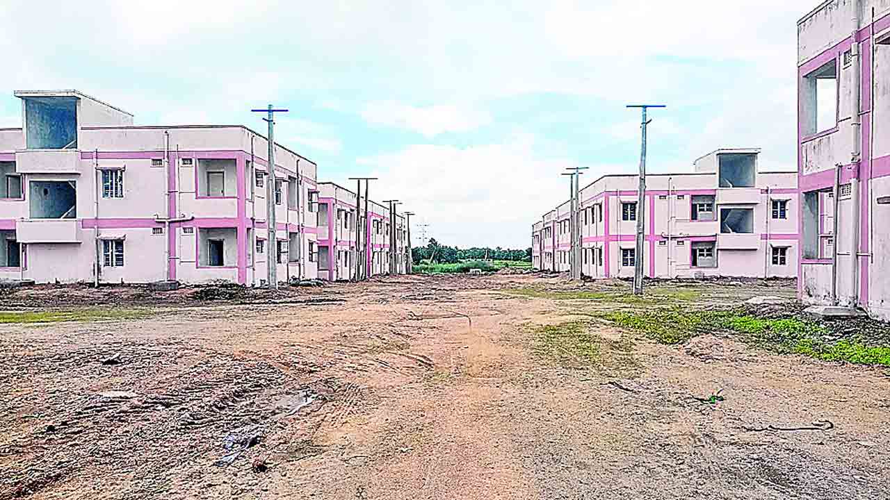 ఆగమేఘాలపై డబుల్‌ ఇండ్లు ప్రారంభించిన మంత్రులు