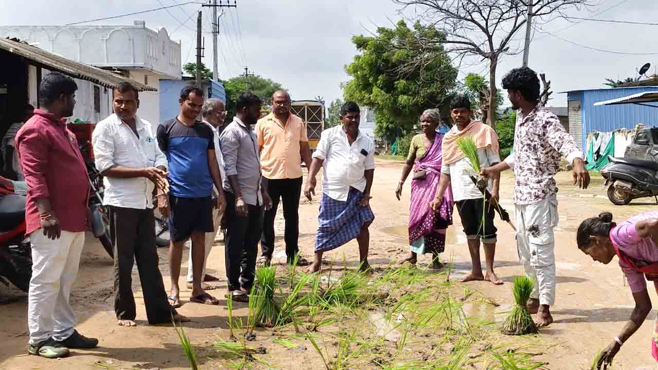 Doulthabad Road | ఈ మెయిన్‌ రోడ్డుపై వెళ్లాలంటే నరకమే.. నాట్లు వేసి గ్రామస్తుల నిరసన