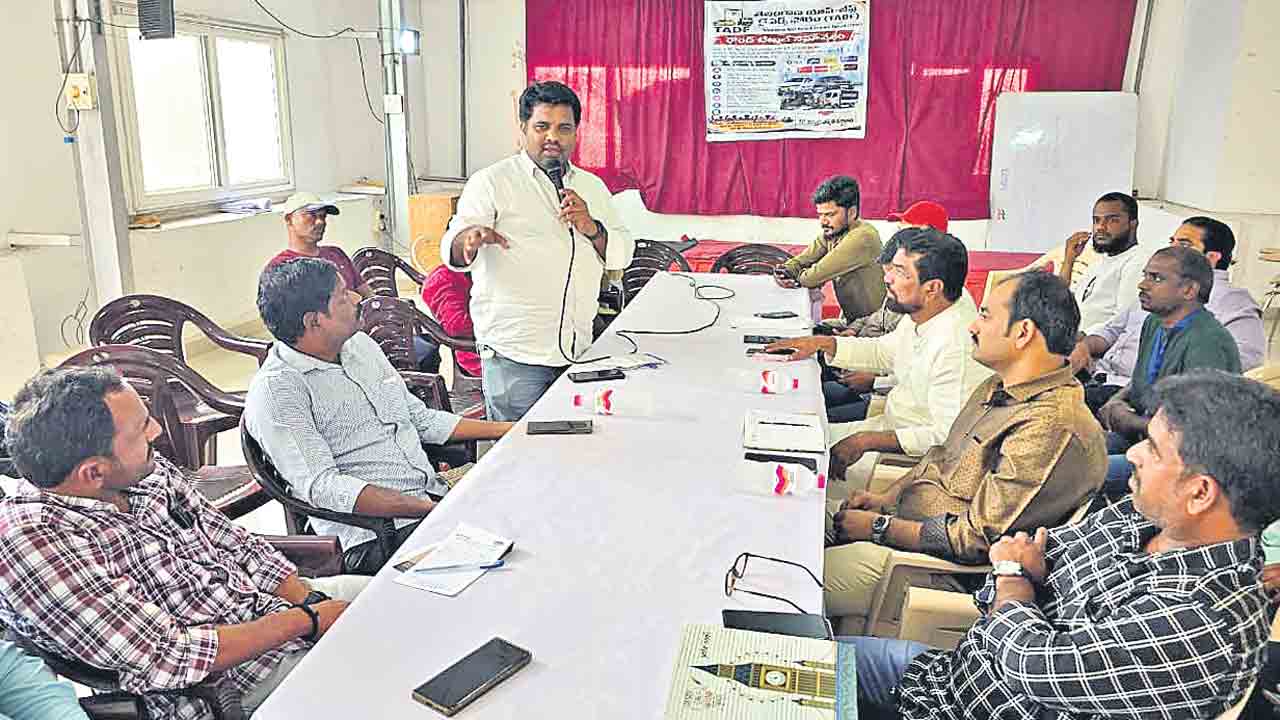 నిరవధిక సమ్మె.. వాహన సంఘాల పిలుపు .. రేపట్నుంచి వాహన, డెలివరీ సేవలు బంద్‌