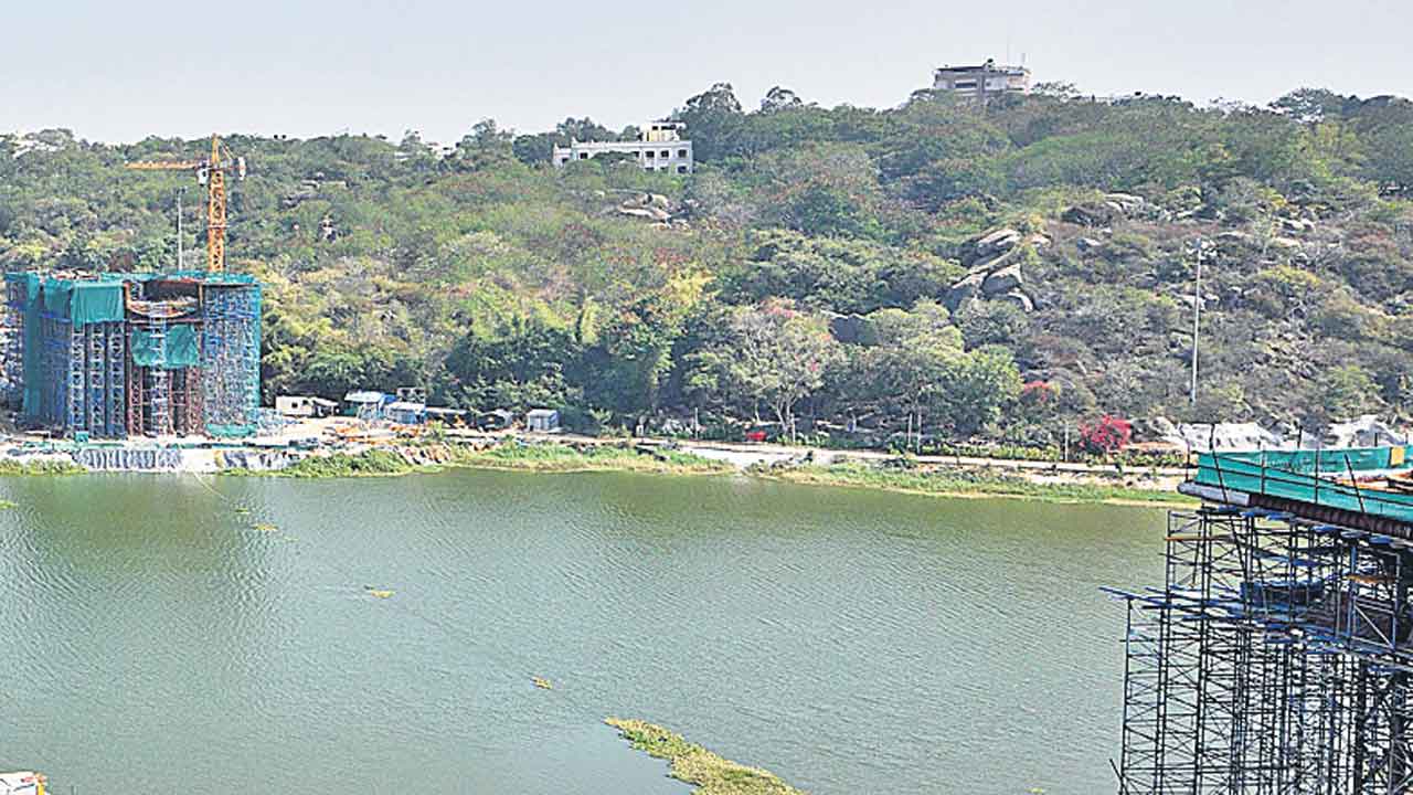 వారసత్వ రాళ్లనూ వదల్లేదు!