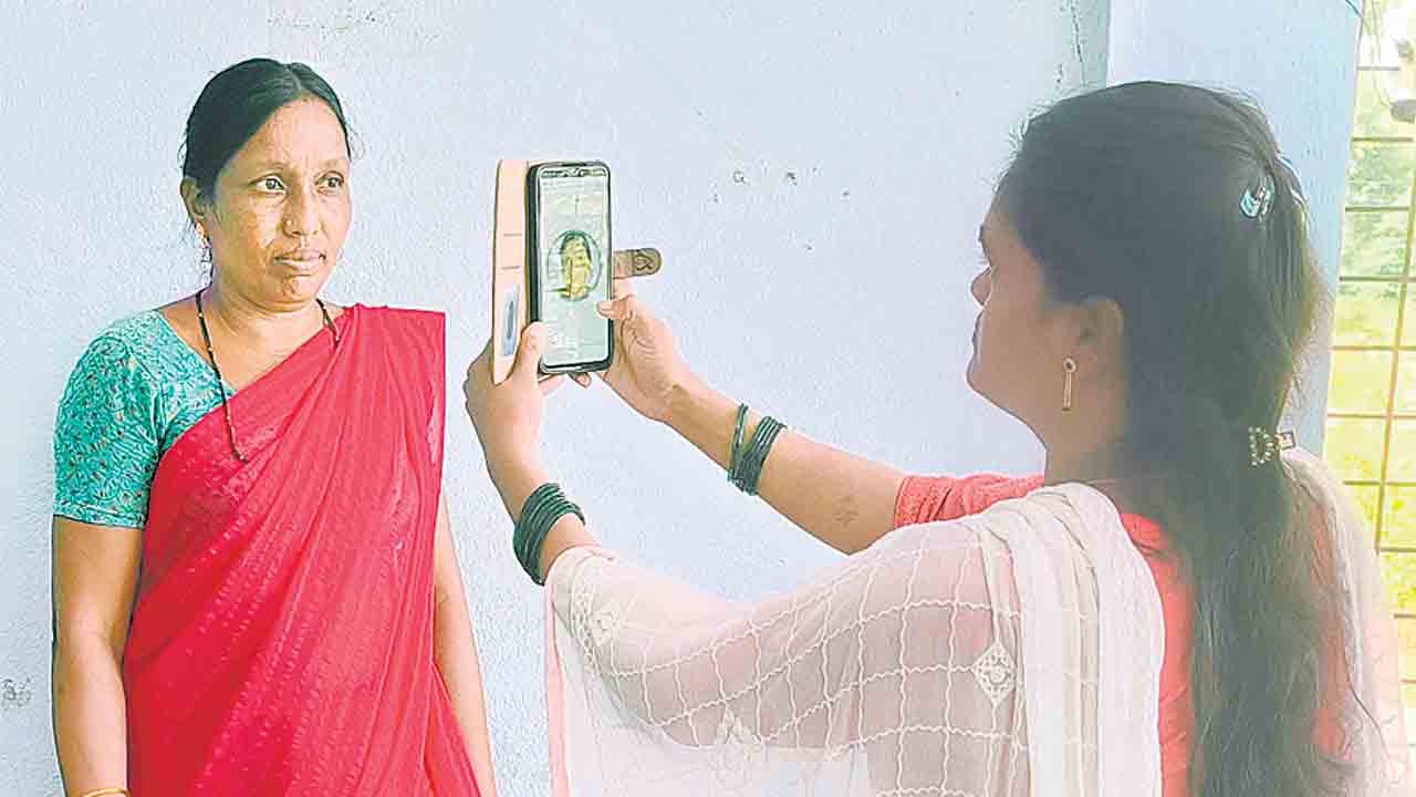 బోగస్‌ పొదుపు సంఘాలకు చెక్!.. నిధుల భద్రత కోసం ఈకేవైసీ