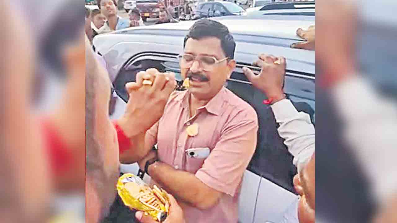 ఎఫ్‌డీఏ అధికారికి గడువు తీరిన బిస్కెట్లు తినిపించిన జనం