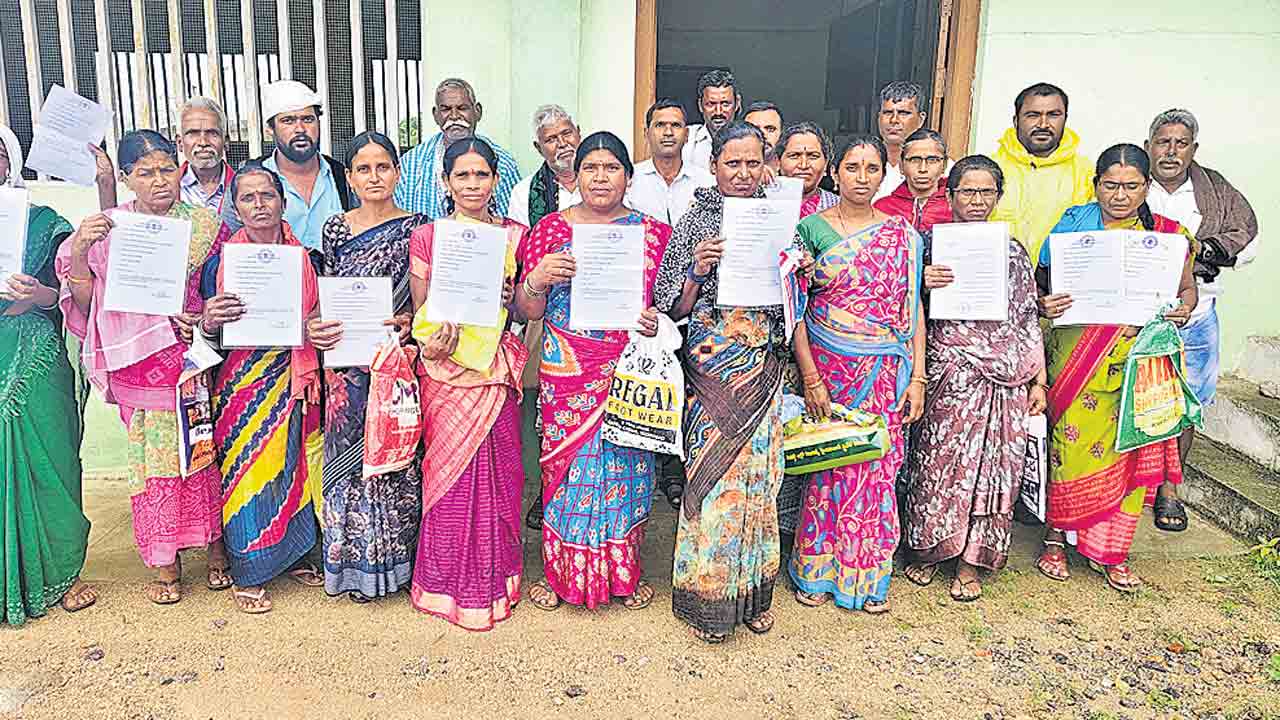 యూరియా కోసం రైతుల ఆందోళన