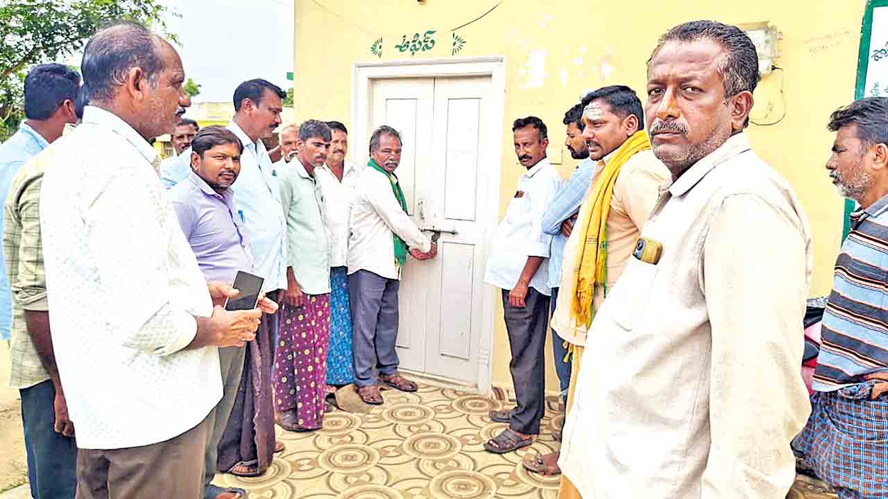 యూరియా కోసం రైతుల ఆందోళన