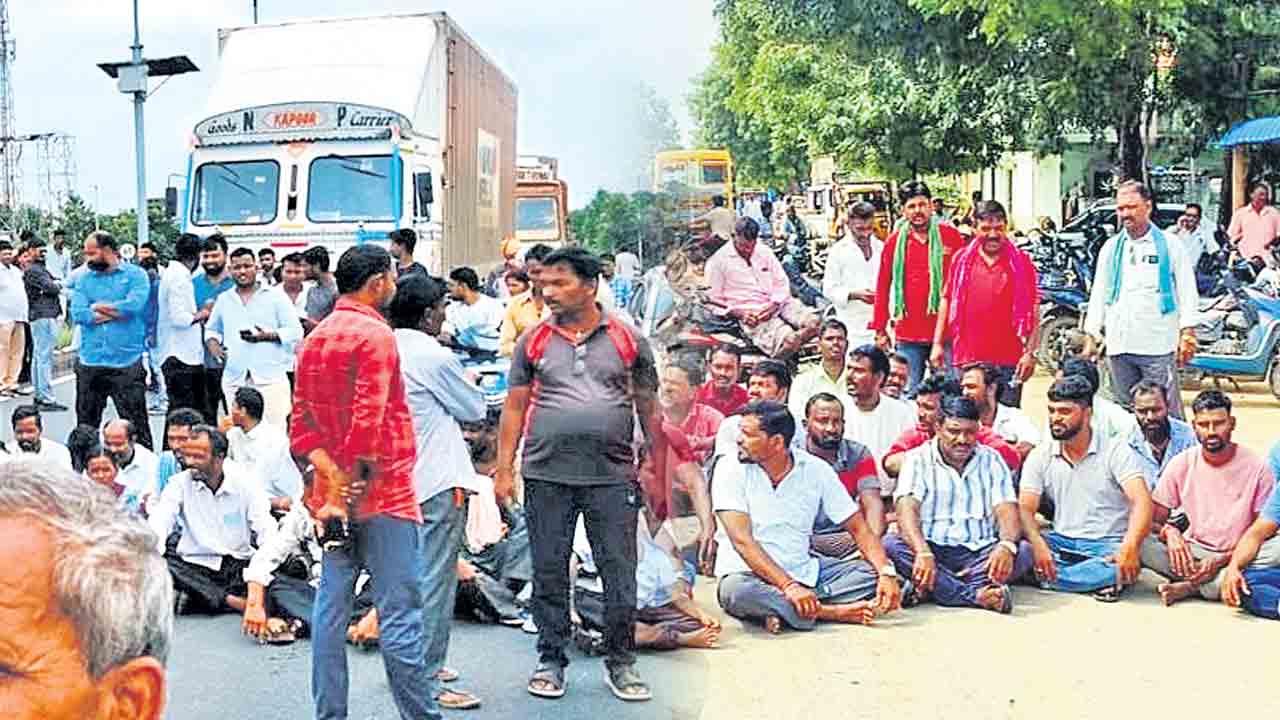యూరియా యాప్‌పై రైతన్న కన్నెర్ర.. పలుచోట్ల రైతుల ధర్నా, రాస్తారోకోలు
