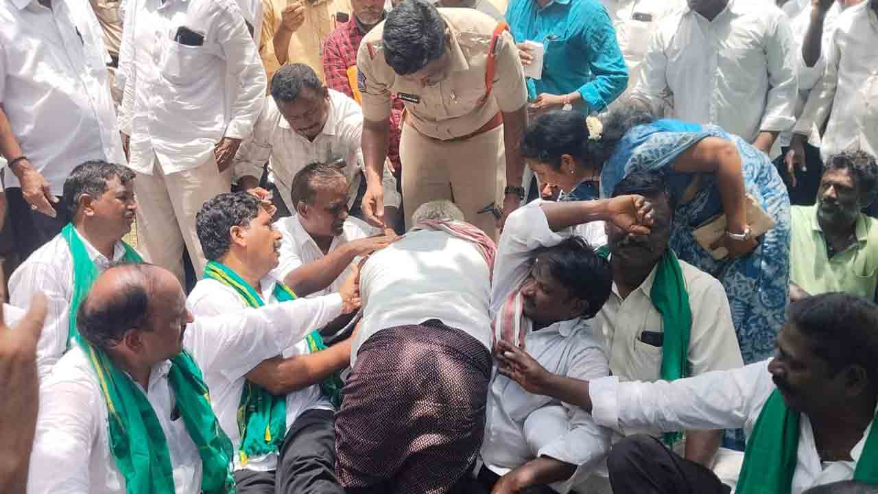 ఎస్‌ఐ కాళ్లమీద పడిన రైతు