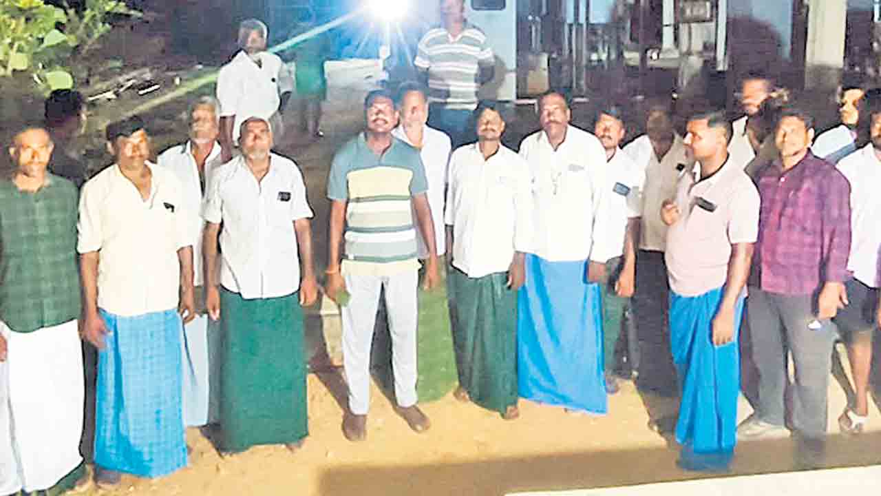 ఫీడర్లు ఆపేసి అన్నదాతల ఆందోళన