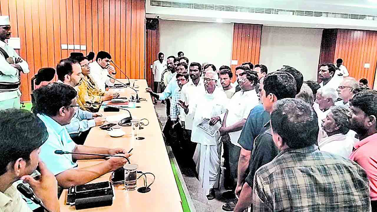 నీళ్లిచ్చి.. పంటలు కాపాడండి