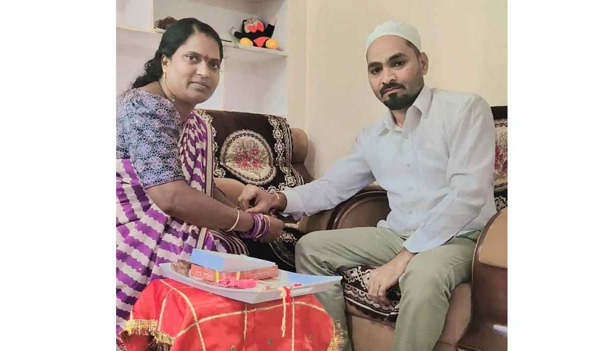 Vemulawada | కులమతాల హద్దులు దాటిన అనుబంధం.. నిత్యం సురక్షితంగా గమ్యస్థానం చేర్చుకున్న ఫయాజ్‌కు రాఖీ కట్టిన ఉపాధ్యాయురాలు
