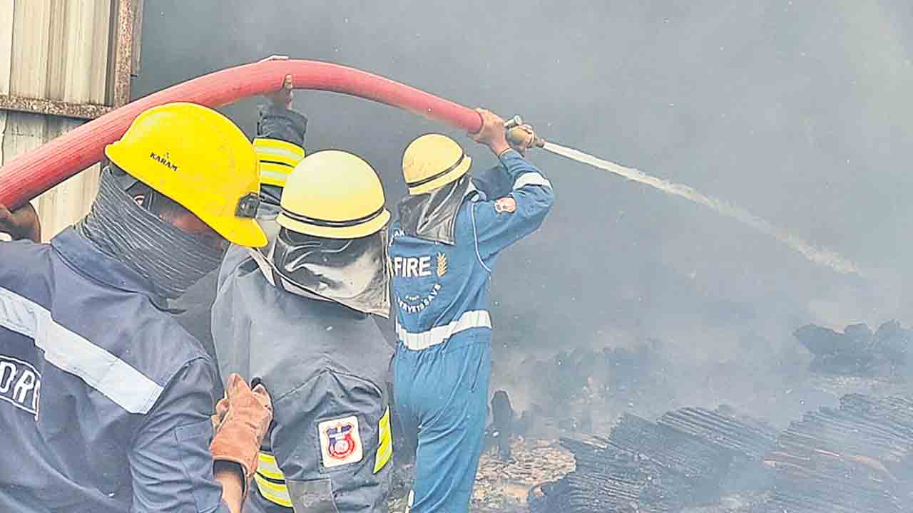 అగ్నికి ఆహుతైన ఫర్నిచర్‌ గోదాంలు