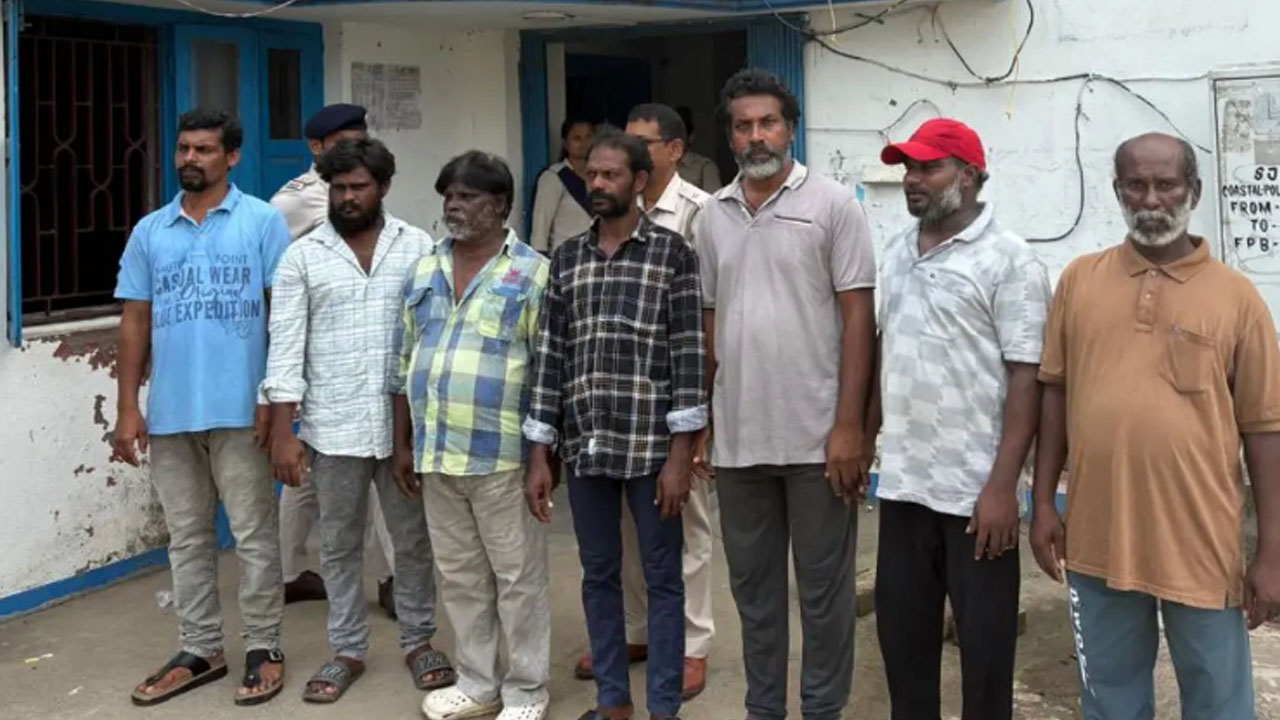 Fishermen | స్వస్థలాలకు చేరుకున్న మత్స్యకారులు..స్వాగతం పలికిన ప్రజాప్రతినిధులు