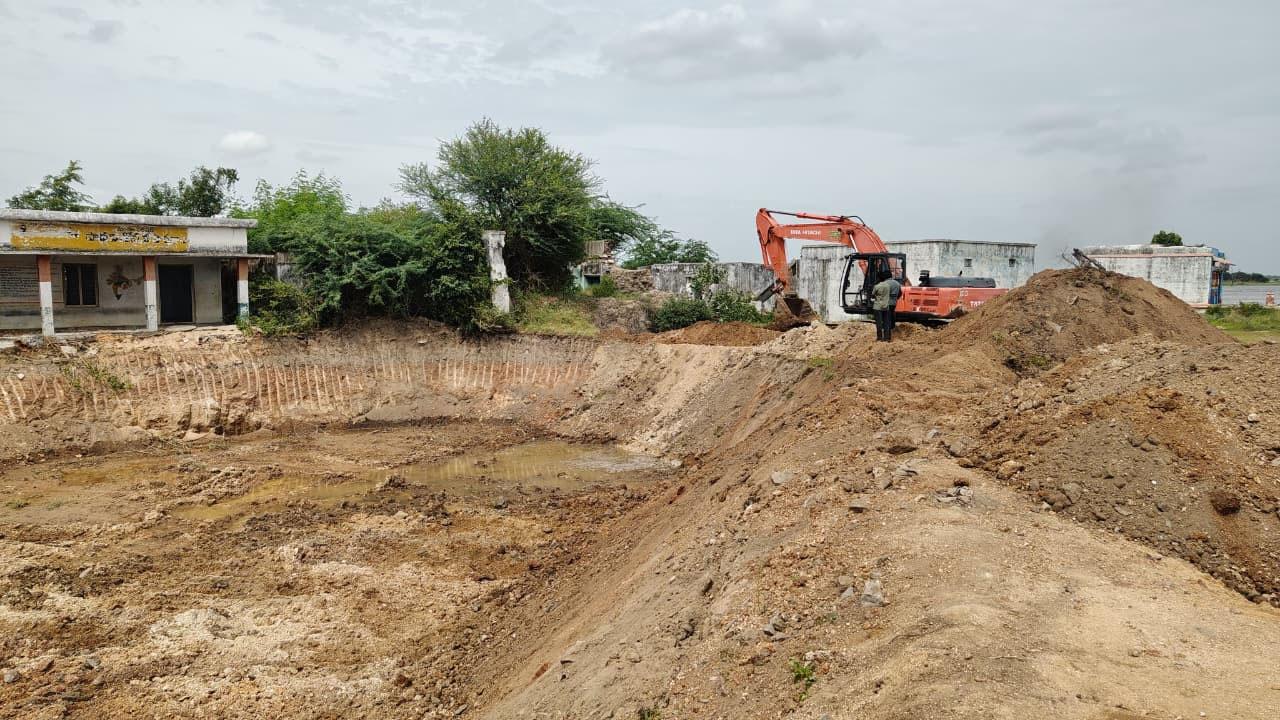 Maganur | అనుమతులు లేకుండానే ప్రభుత్వ భూమిలో చేపల చెరువు తవ్వకాలు