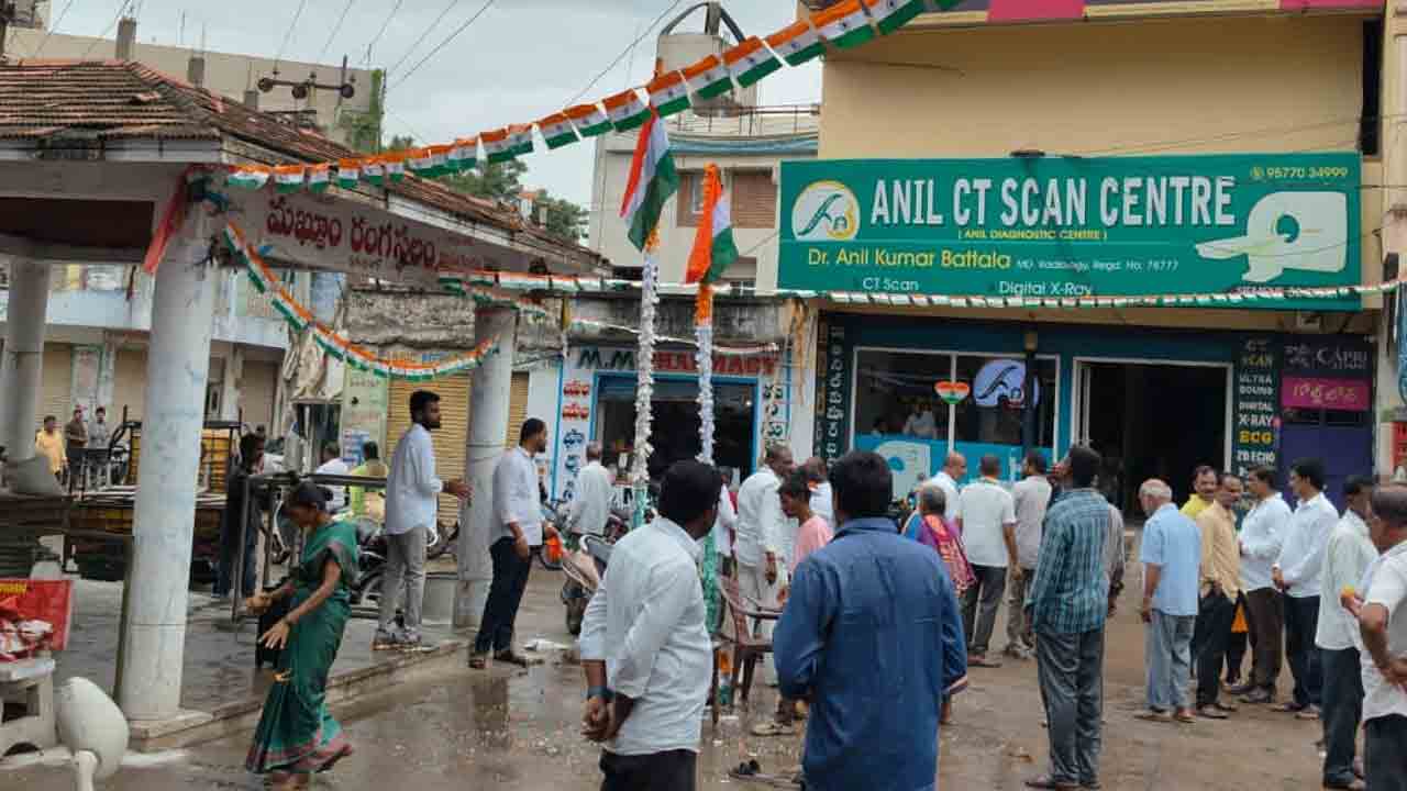 Flag Hoisting | జెండావిష్కరణలో నువ్వా.. నేనా..?..ఒకే దగ్గర రెండు జెండాల ఆవిష్కరణ