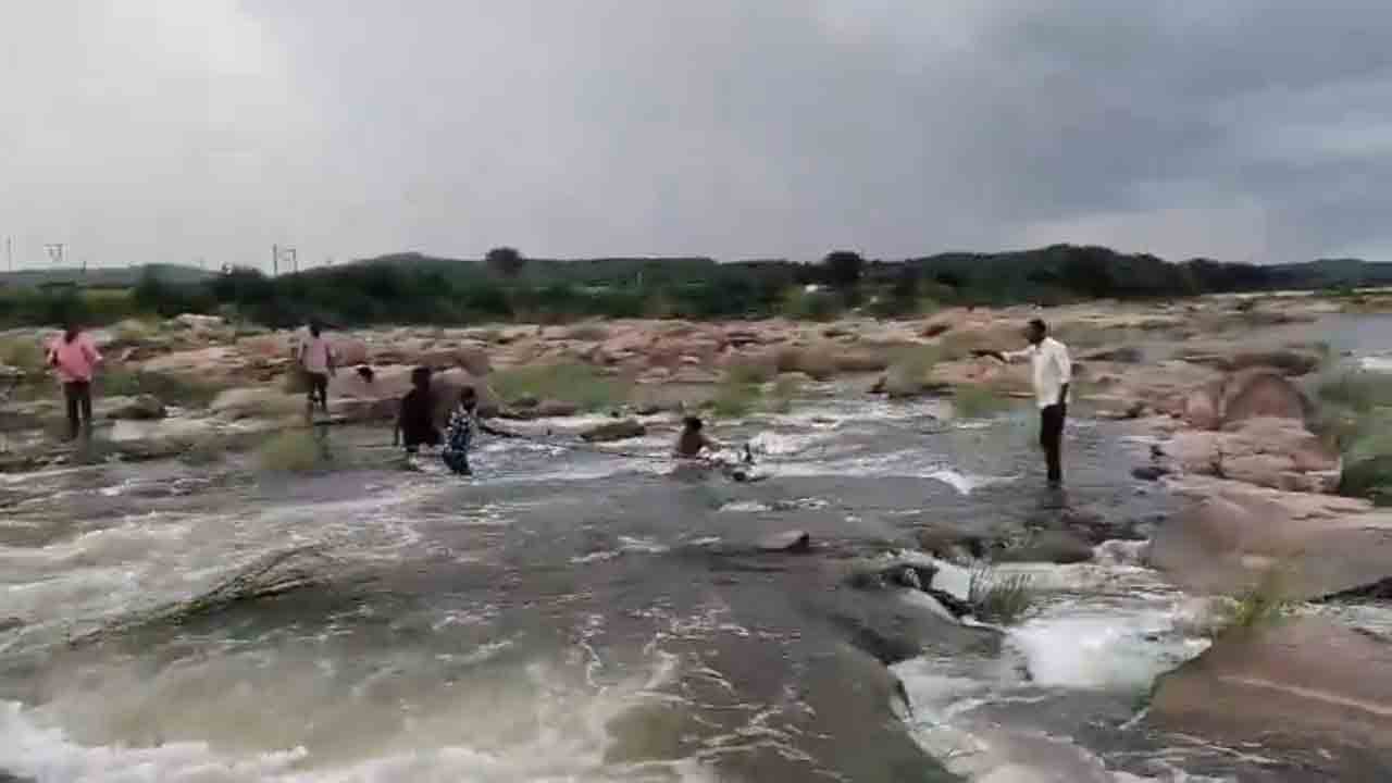 Floods | వరద ఉధృతిని పట్టించుకోని బైకర్లు.. ఏమైందో చూడండి.. వీడియో