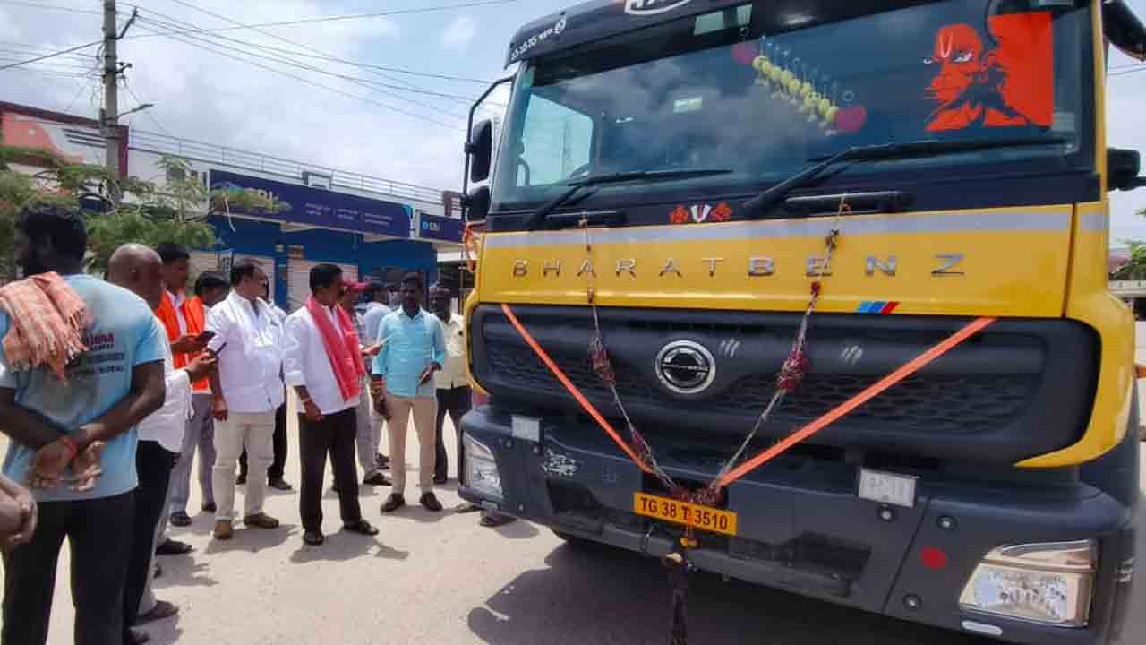 ఇసుక టిప్పర్లను అడ్డుకున్న మాజీ ఎమ్మెల్యే