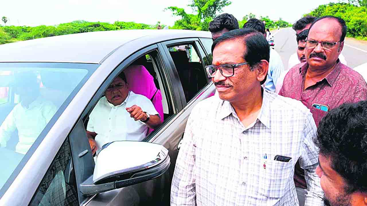 మాజీ ఎమ్మెల్యే రెడ్యాకు తప్పిన ప్రమాదం