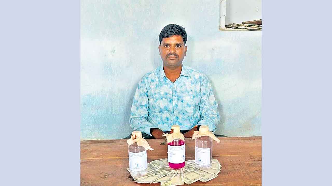 పాస్‌బుక్కులో పేరు సవరణకు ఐదువేలు లంచం