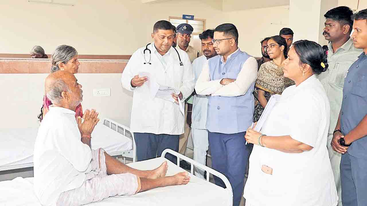 తరచూ సెలవులు పెడితే ఎలా?.. వైద్య సిబ్బందిపై జోగుళాంబ గద్వాల కలెక్టర్‌ ఆగ్రహం