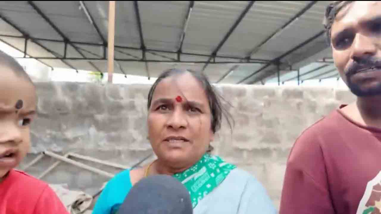 Gajula Ramaram | రాత్రి పూట ఎంక్వైరీ చేసే వీళ్లను దొంగలనాలా..? దొరలనాలా..? : గాజులరామారం బాధితురాలు