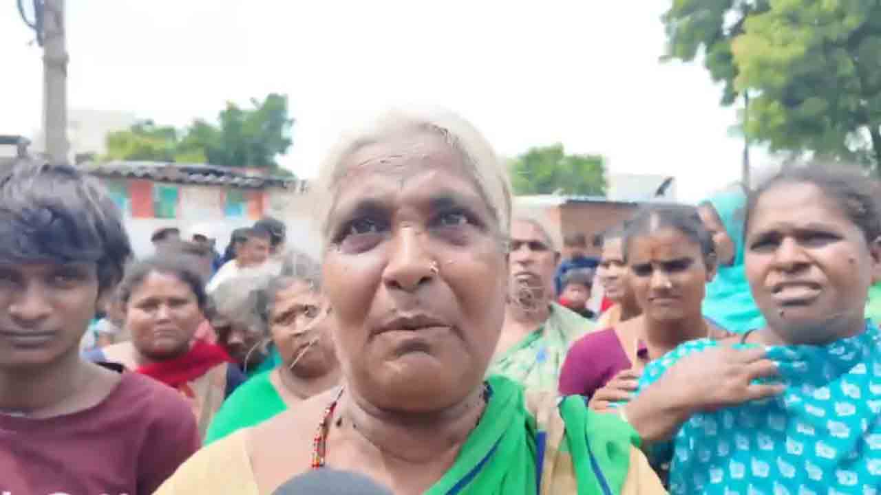 Gajula Ramaram | మా అన్నంలో మట్టి పోసిర్రు.. గాజులరామారం కూల్చివేతల బాధితురాలు