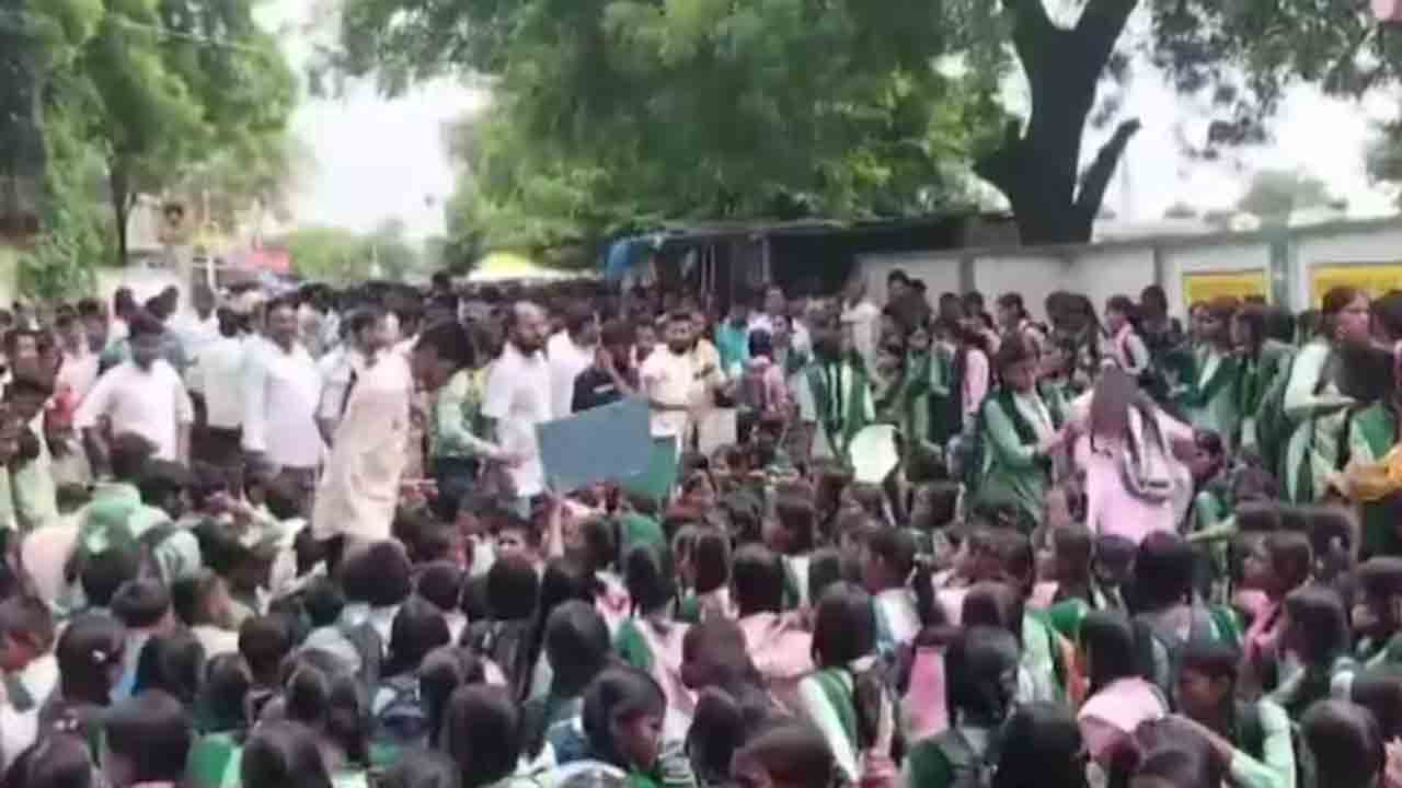 Gen Alpha students protest | టీచర్‌ బదిలీపై ‘జెన్ ఆల్ఫా’ విద్యార్థుల నిరసన.. వాహనం ధ్వంసంతో అధికారి పరార్‌