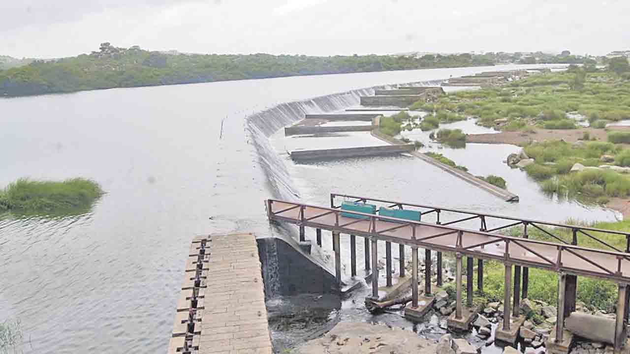 జలకళ.. పొంగిపొర్లుతున్న ఘనపూర్‌ ప్రాజెక్టు