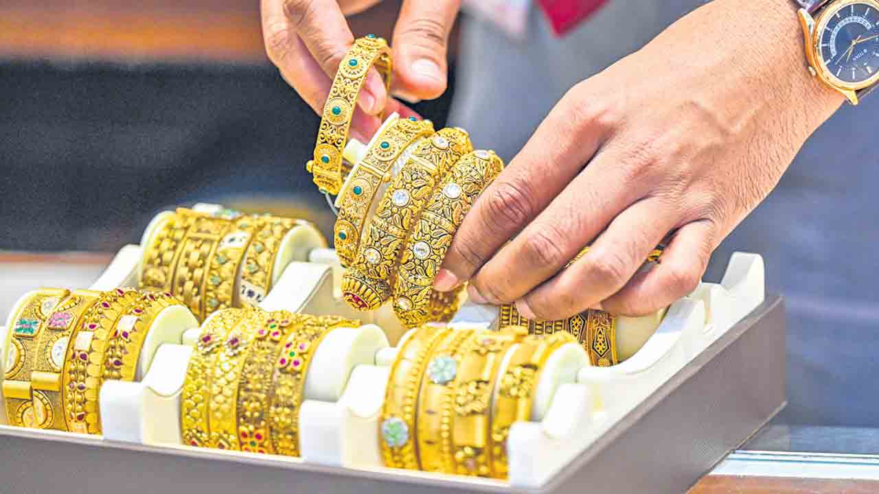 దిగొచ్చిన పుత్తడి