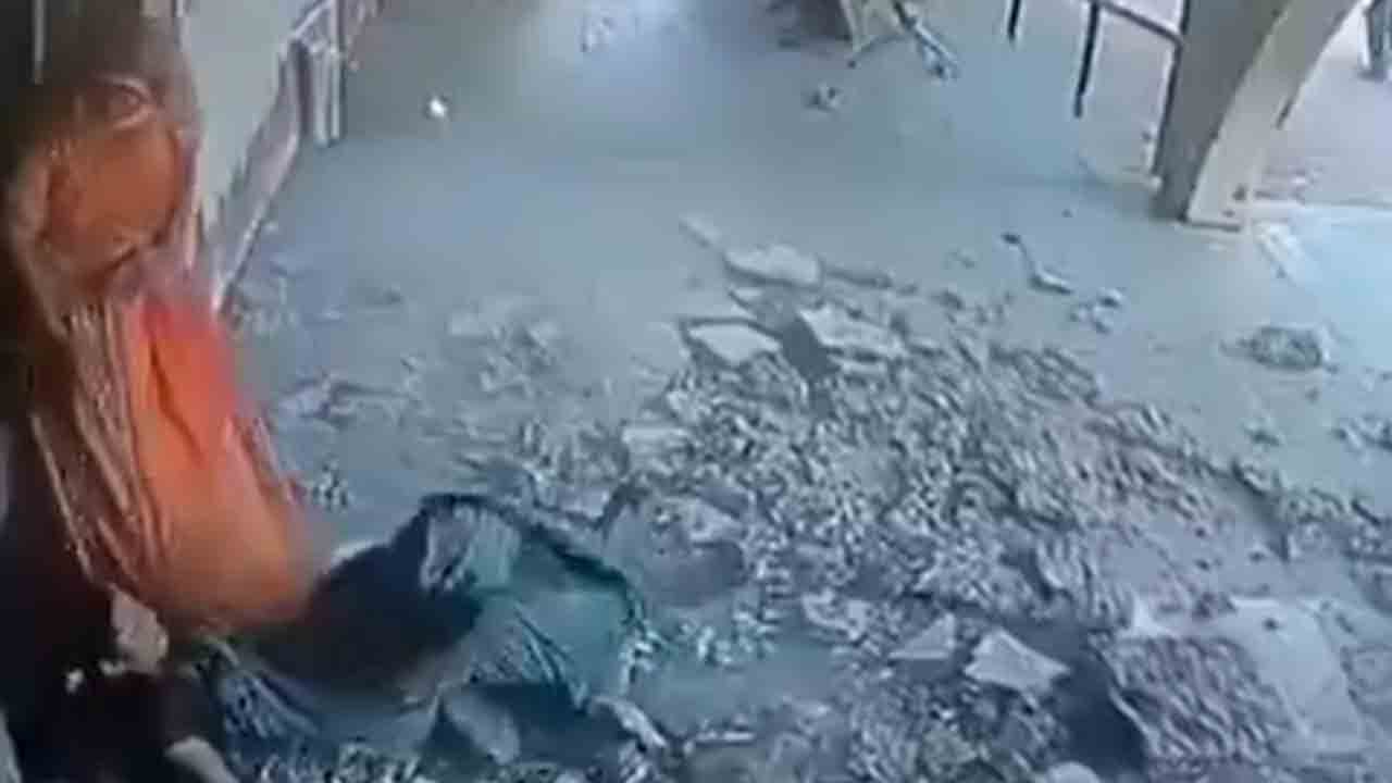 Watch: ఊడిపడిన ప్రభుత్వ ఆసుపత్రి స్లాబ్‌ పెచ్చులు.. మహిళ తలకు తీవ్ర గాయాలు
