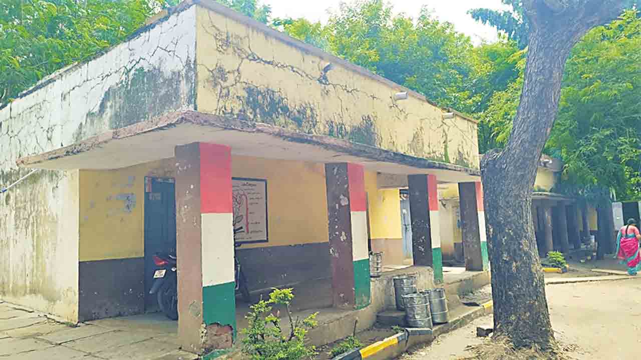 శిథిలావస్థలో తరగతి గదులు