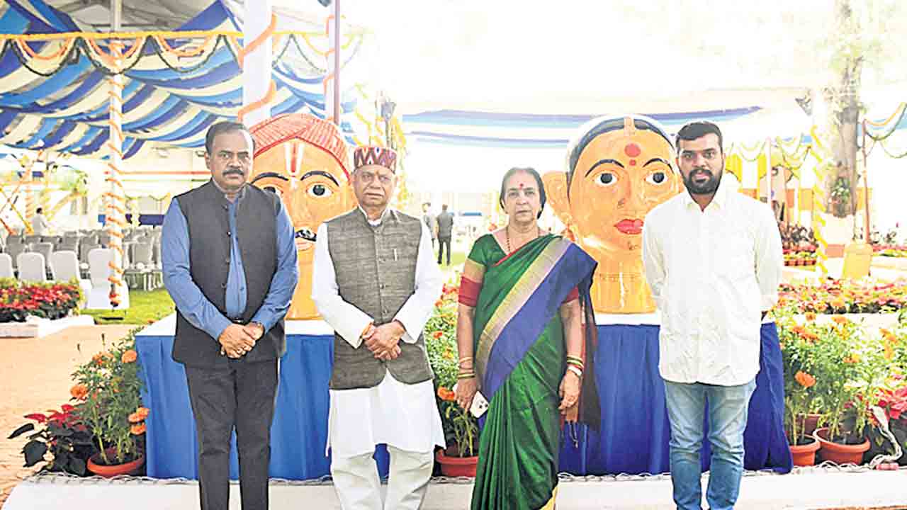 చిత్రకళాకారుడికి గవర్నర్‌ ప్రశంసలు